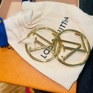 Louis Vuitton Earring’s comes with box and bag